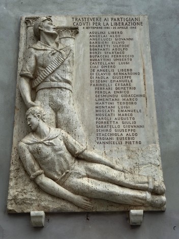 Lapide commemorativa ai partigiani di Trastevere, con nomi e date di caduta per la liberazione.