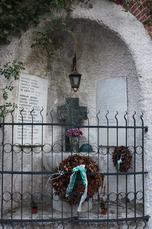 Edicola dedicata ai caduti di San Gottardo, con una croce, decorazioni e lastre commemorative.