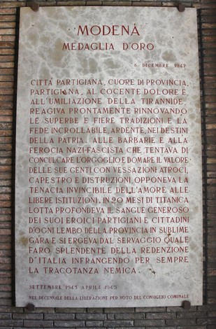 Lapide commemorativa che celebra la Medaglia d’Oro al Valore Militare per atti di eroismo.