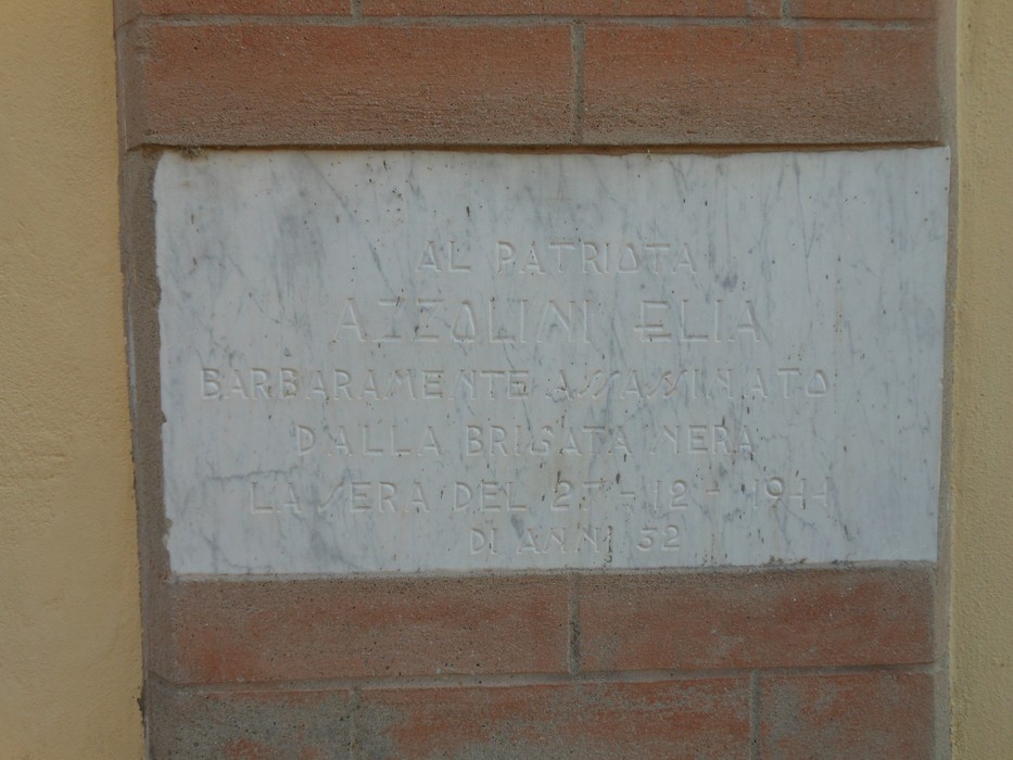 Lapide commemorativa dedicata a Azzolini, patriota vittima della brutalità. Memoria storica e onore al sacrificio.