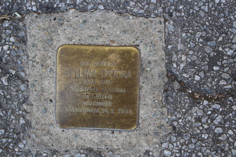 Pietra d'inciampo ad Ortona commemorativa per una deportata, situata su un marciapiede della città.