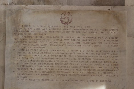 Sacrario del Ponte Monumentale, struttura commemorativa con elementi architettonici significativi e atmosfera solenne.