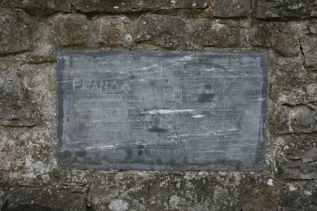 Tabernacolo di Falzano: monumento storico incastonato in una pietra suggestiva, simbolo di devozione locale.