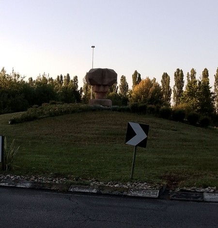 Monumento ai martiri di Marzabotto, situato su un piccolo rilievo circondato da vegetazione.