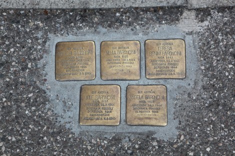 Pietre d'inciampo dedicate alla famiglia Baroncini, commemorano le vittime della persecuzione.