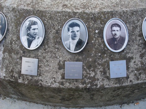 Monumento alla Pace e alla Libertà, commemorativo con fotografie di eroi e decorazioni in memoria dei caduti.