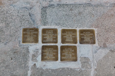 Pietre d'inciampo dedicate alla famiglia Nacamulli, in memoria delle loro vite e delle sofferenze subite.