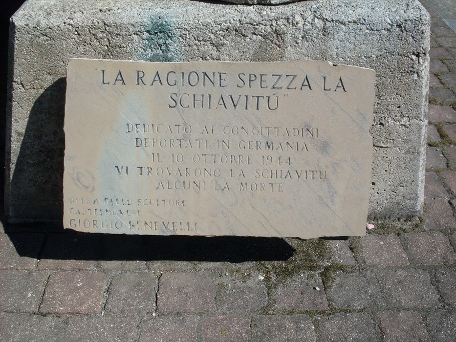 Monumento ai Deportati di Castelnovo, dedicato alle vittime deportate in Germania nel 1944. Memoria e riflessione.