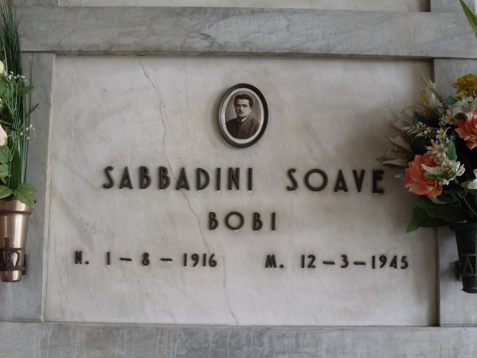Sacrario dei Caduti per la Libertà di Rio Saliceto, commemorazione dei caduti con nomi e fiori.