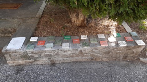 Monumento che commemora le vittime del primo bombardamento su Imola, con ceramiche dedicative.