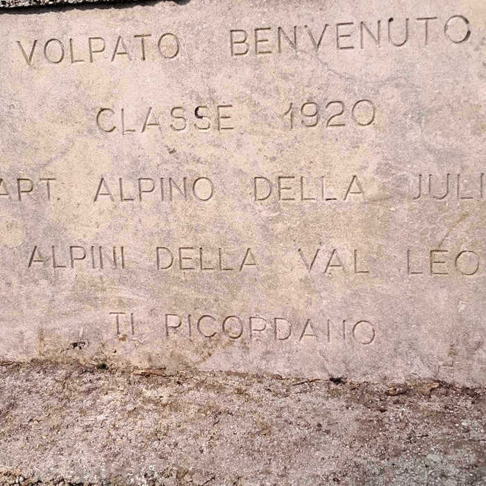 Monumento a Volpato dedicato agli Alpini della Val Leogra, richiamo alla memoria storica e al sacrificio.