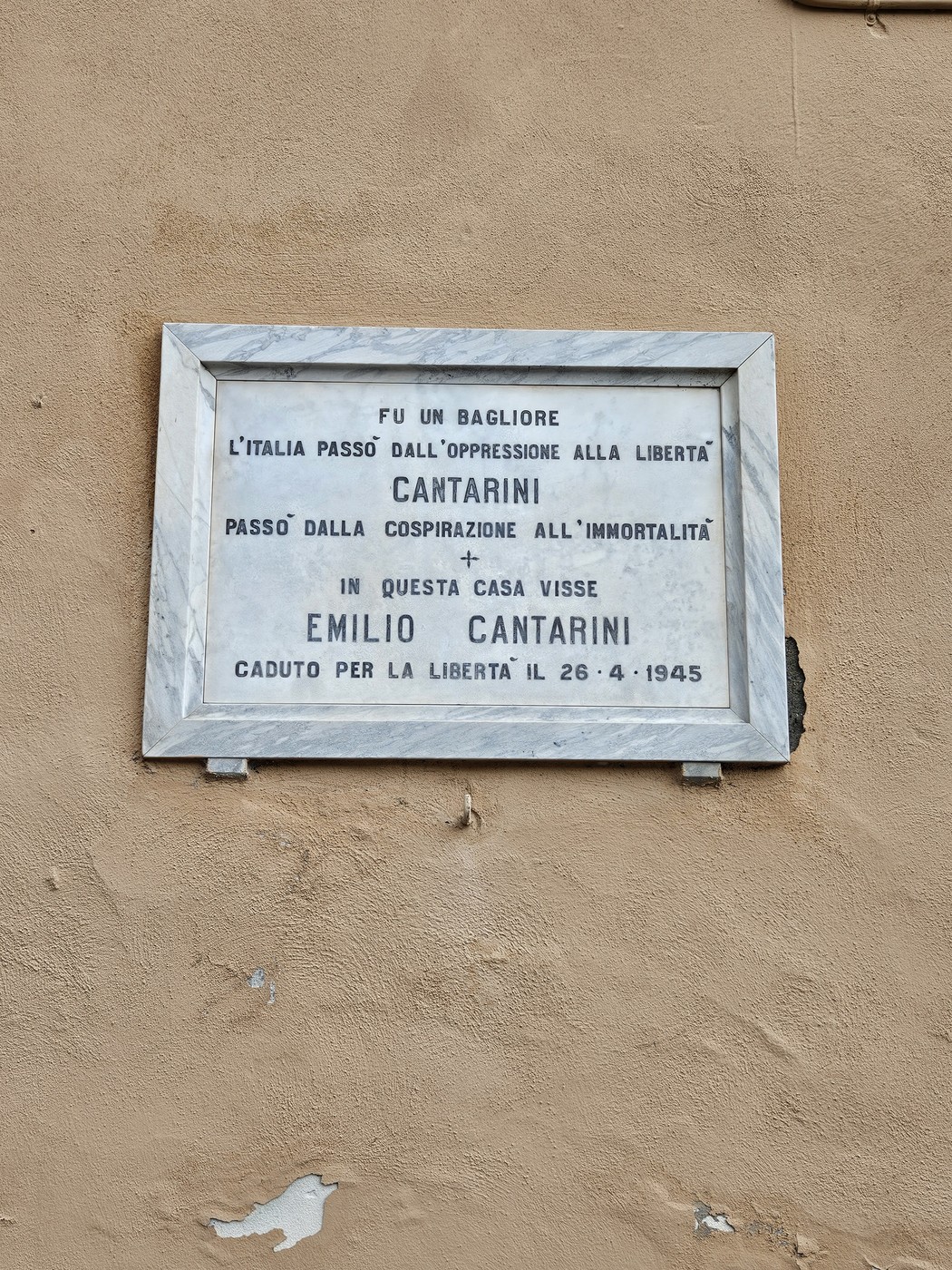 Lapide commemorativa dedicata a Emilio Cantarini, simbolo di libertà e resistenza.