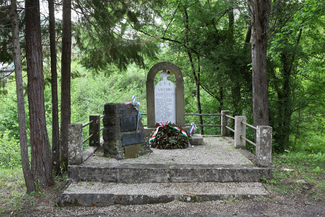 Monumento di Padulivo, un tributo immerso nella natura, dedicato alla memoria e al sacrificio.