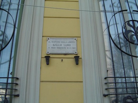 Lapide commemorativa dedicata al martire della libertà Luigi Gallo, in una facciata storica.