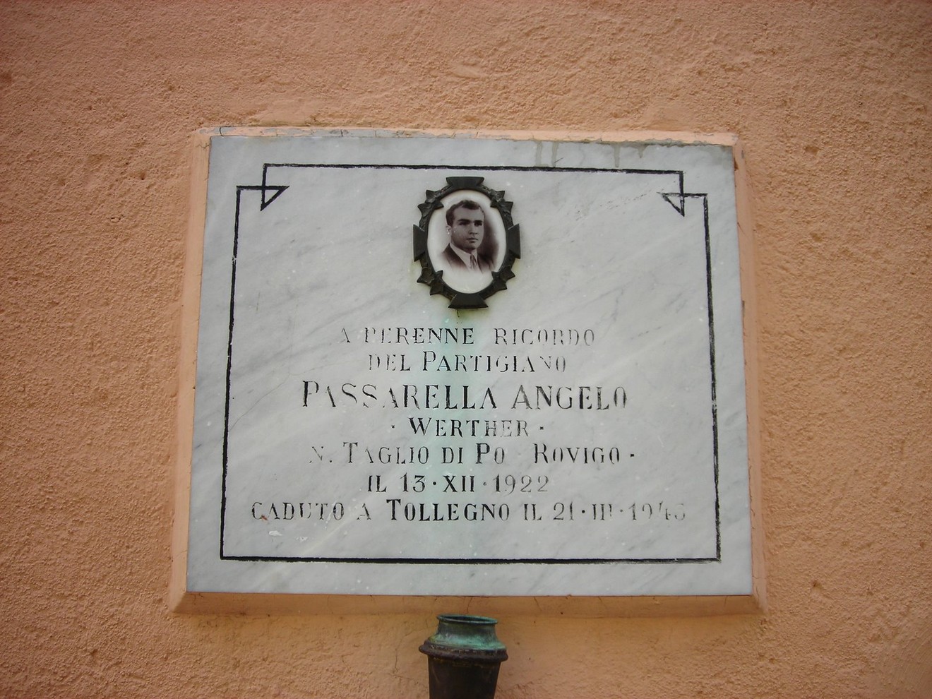 Lapide commemorativa dedicata al partigiano Passarella Angelo a Taggio di Po, in ricordo del suo sacrificio.