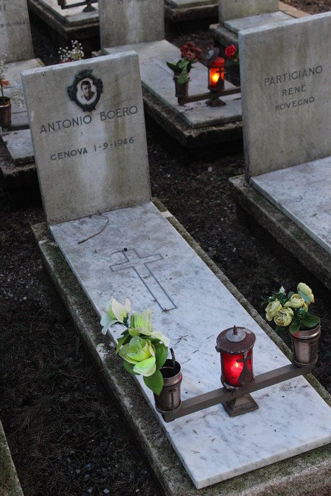 Tombe perpetue decorate con fiori e candele per rendere omaggio ai caduti per la Libertà.