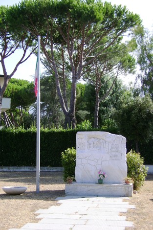 Monumento ai caduti civili, situato in un'area verde con alberi, dedicato alla memoria delle vittime.