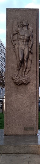Monumento dedicato ai martiri di Piazzale Loreto, con una scultura raffigurante una figura umana in forma slanciata.