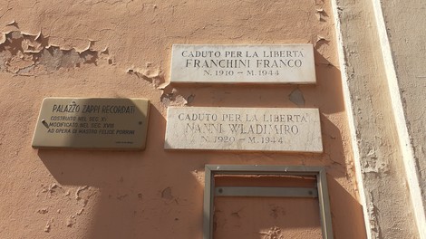 Lapidi commemorative di Franchini e Nanni, ricordano il sacrificio per la libertà.
