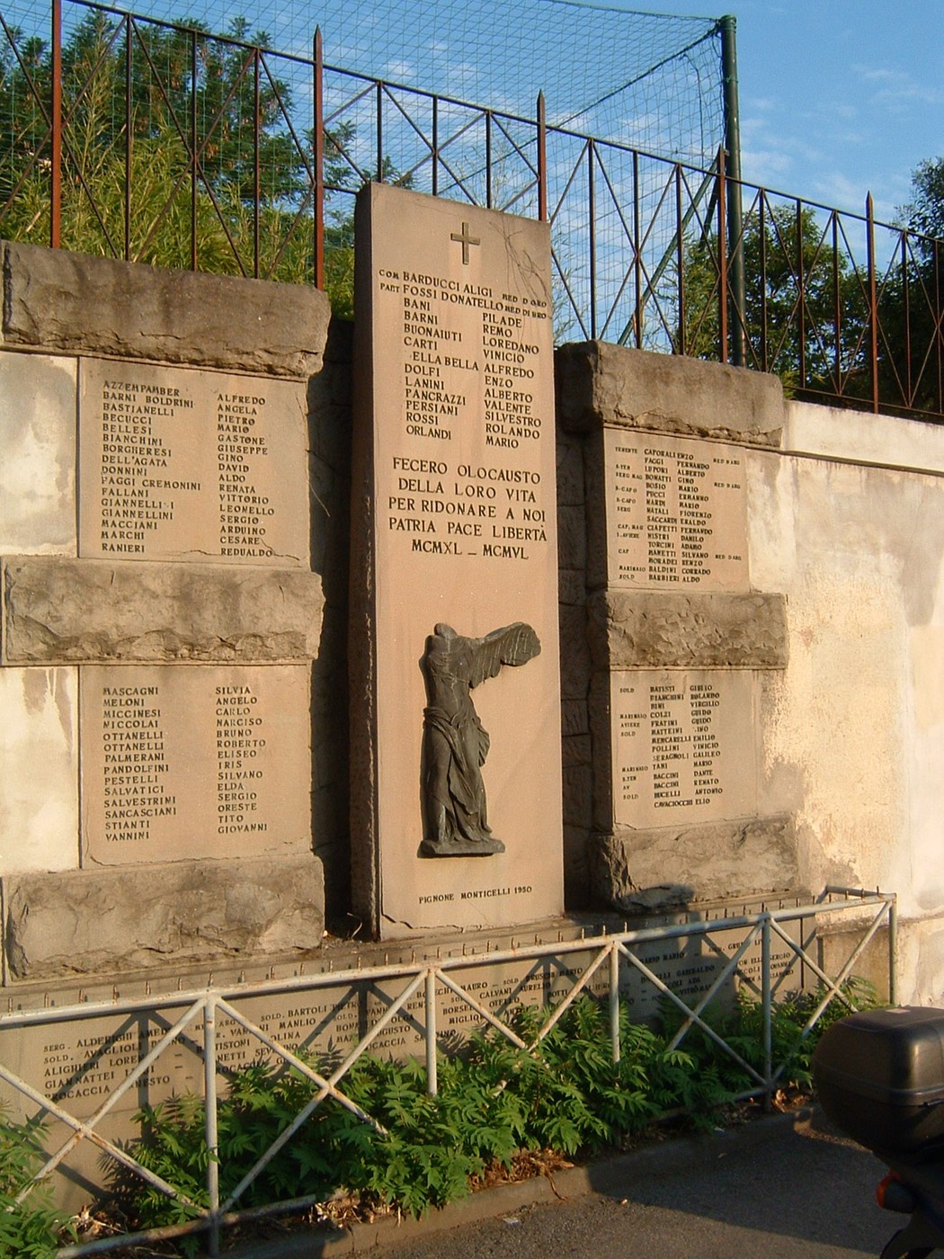 Monumento del Pignone, dedicato ai caduti, ricorda il sacrificio di coloro che hanno dato la vita per la patria.