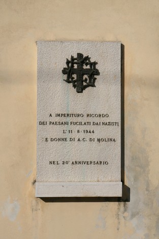 Lapide commemorativa ai caduti di Molina, in memoria dei paesani fucilati dai nazisti nel 1944.