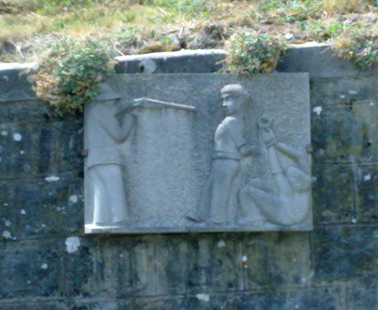 Lapide in memoria dei fucilati di Ramiseto, commemorazione di eventi storici significativi.