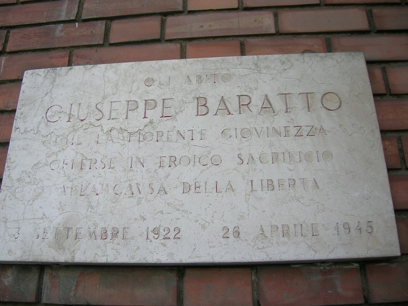 Lapide commemorativa dedicata a Giuseppe Baratto, eroe della libertà, risalente al 1945.