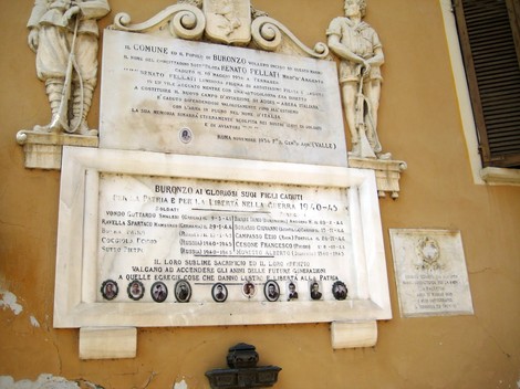 Lapide commemorativa ai caduti di Buronzo, dedicata alla memoria dei soldati e al loro sacrificio.