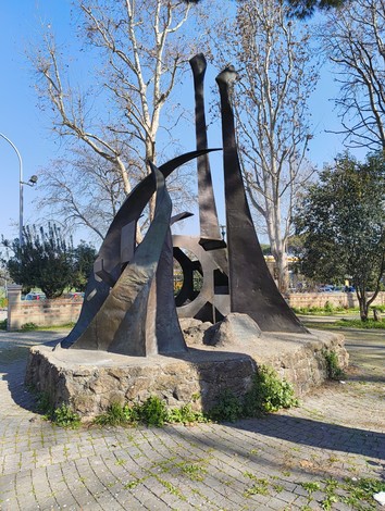 Monumento ai valori futuribili della Resistenza, una scultura astratta immersa nel verde urbano.