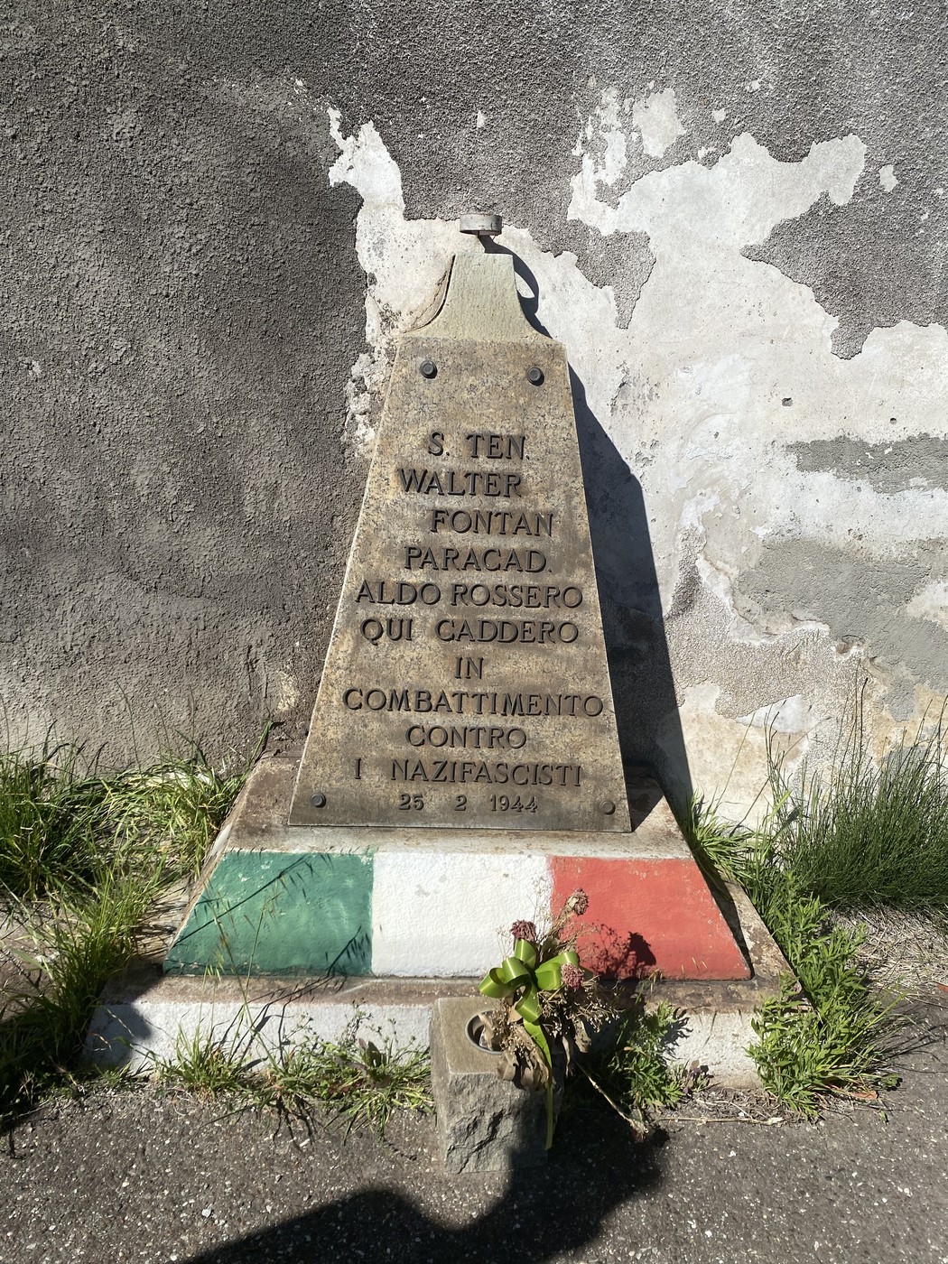 Cippo commemorativo dedicato a Walter Fontan e Aldo Rossero, caduti contro il nazifascismo il 25 febbraio 1944.