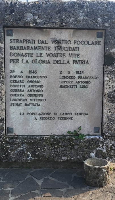 Monumento ai Martiri di Taboga, dedicato ai caduti con una lapide commemorativa affissa su una parete di pietra.