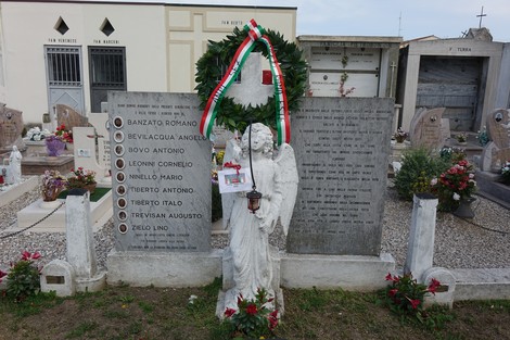 Monumento commemorativo alle vittime della strage di Pra', con un angelo e una corona di fiori.