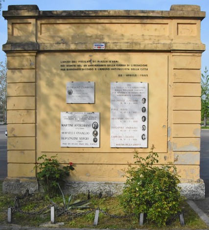 Lapidi commemorative dei fucilati di Piazza d’Armi, monumento alla resistenza e alla libertà.
