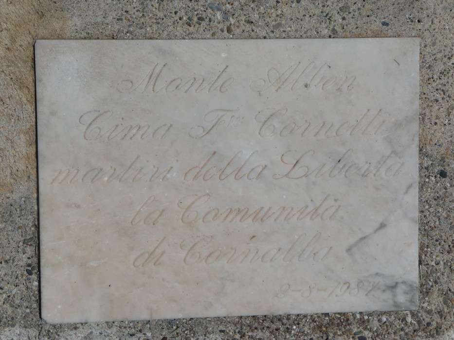 Croce commemorativa dedicata ai martiri della libertà dei Fratelli Cornetti.