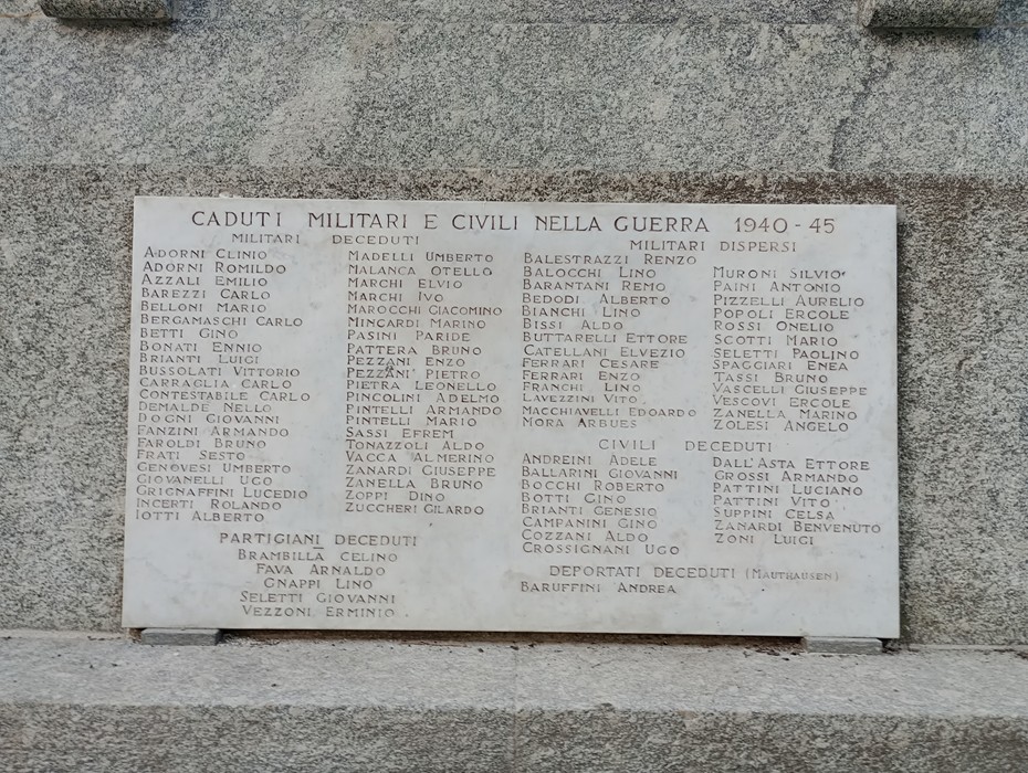 Monumento commemorativo dedicato ai caduti delle guerre mondiali, con nomi di militari e civili.