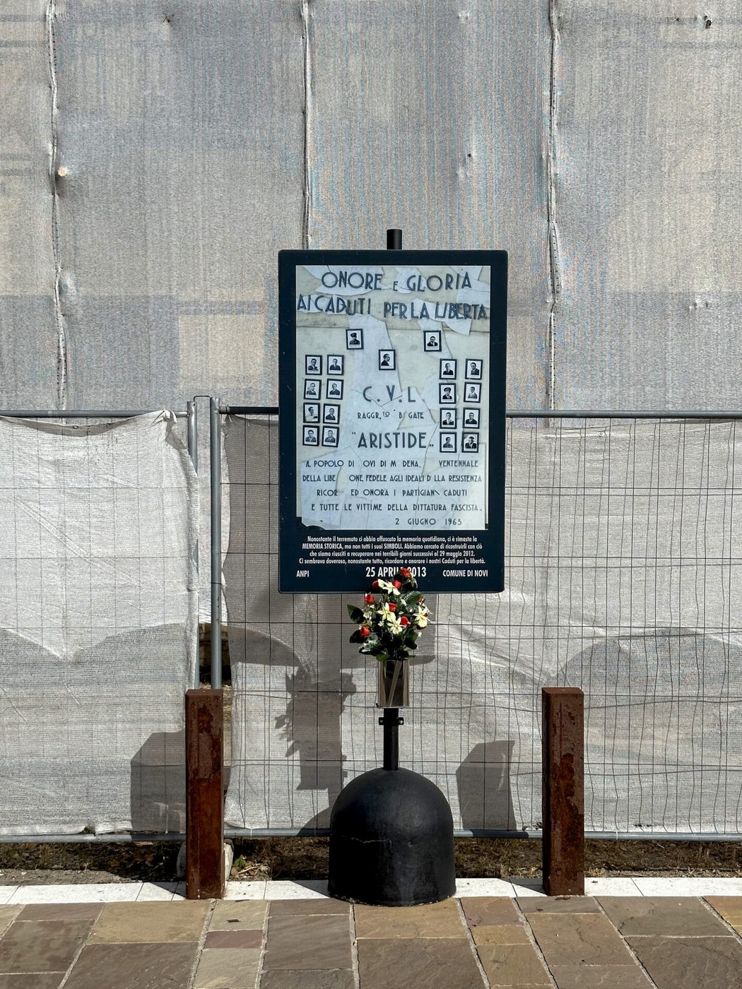 Lapide commemorativa in onore dei caduti per la libertà, situata a Novi.