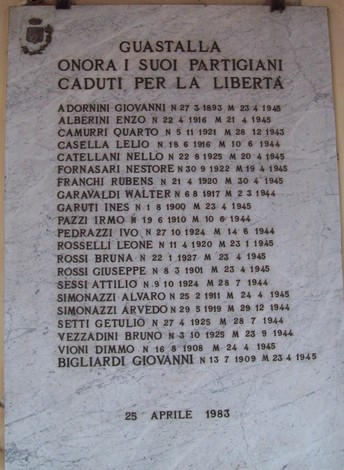 Lapide in memoria dei partigiani caduti per la libertà a Guastalla, inaugurata il 25 aprile 1983.