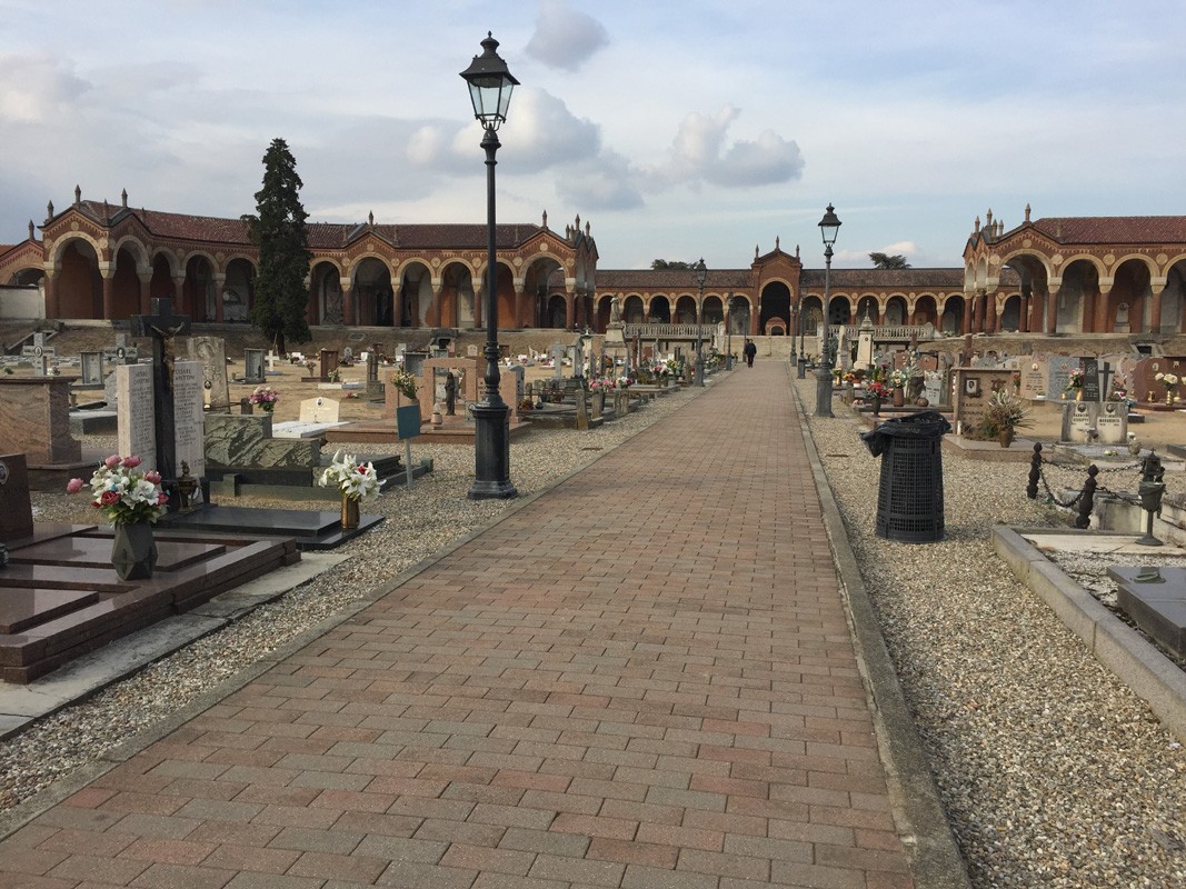 Viale alberato nel Sepolcro dei Capettini, con tombe e monumenti funerari sullo sfondo.
