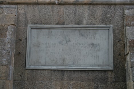 Lapide commemorativa sulla riconquista di Palazzo Vecchio a Firenze, simbolo di storicità e cultura.