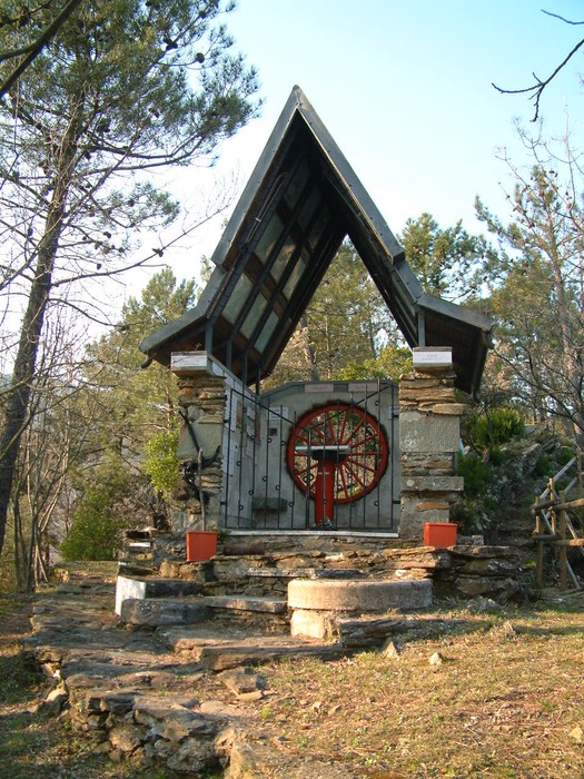 Capanna nel "Parco della Resistenza del Monte Brugiana", immersa nella natura e ricca di storia.