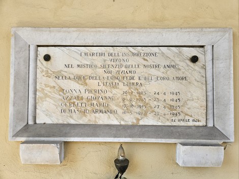 Lapide commemorativa ai Martiri dell'Insurrezione, con nomi e date in ricordo delle vittime.