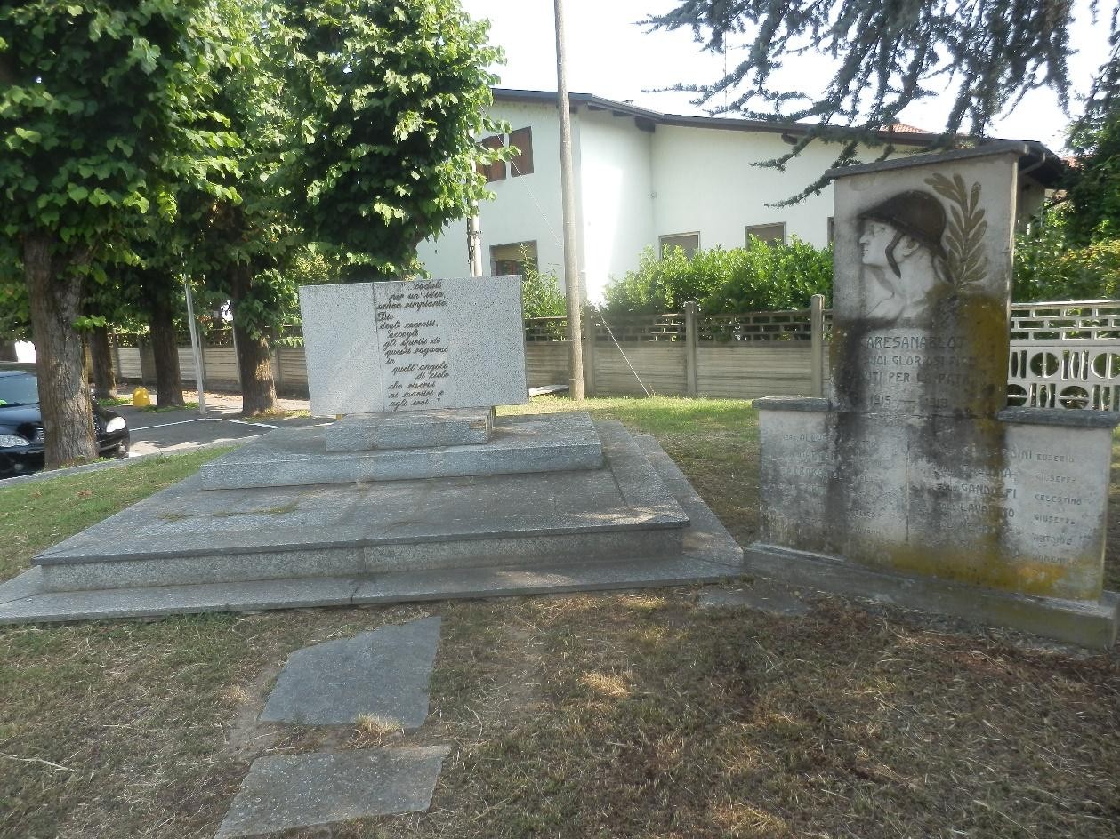 Monumento ai caduti, commemorazione dei sacrifici per la patria, situato in un ambiente tranquillo.