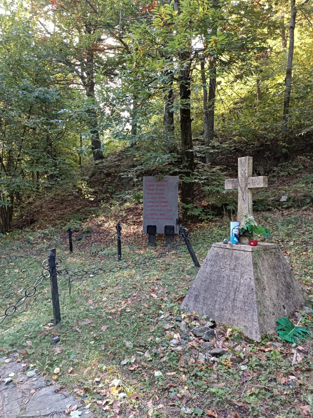 Fosse della Benedicta: sito storico in memoriale delle vittime della guerra, immerso nella natura e nella memoria.