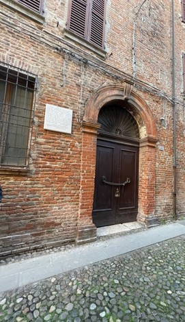 Lapide commemorativa che segnala il sito della ex sinagoga in un edificio storico.