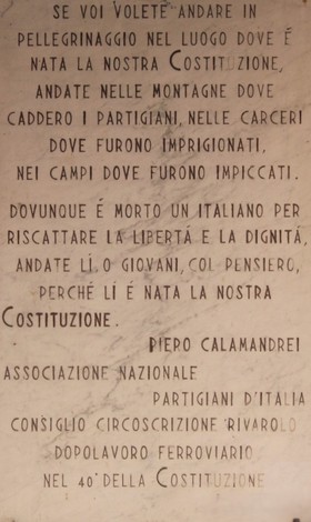 Lapide commemorativa che ricorda l'importanza della libertà e della dignità, dedicata ai partigiani italiani.