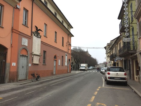 Lapide a Barbò, monumento storico su una parete di un edificio in una strada cittadina.