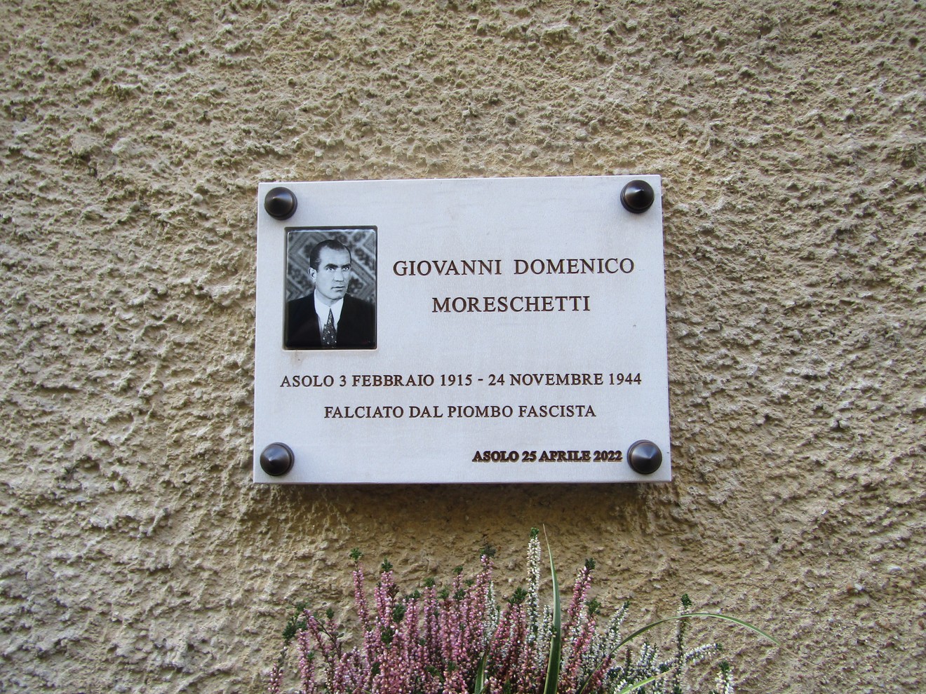 Lapide commemorativa di Giovanni Domenico Moreschetti ad Asolo, dedicata alla sua memoria e al sacrificio durante il fascismo.