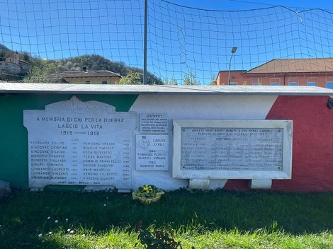 Lapidi commemorative dei caduti di Vaie, tributo ai soldati nella Prima Guerra Mondiale.