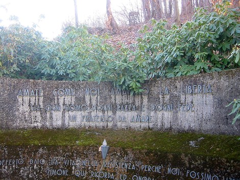 Monumento alla Resistenza, simbolo di libertà e unità tra i popoli. Un tributo ai valori di pace e solidarietà.