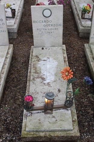 Tombe perpetue dedicate ai caduti per la libertà, decorate con fiori e candele.